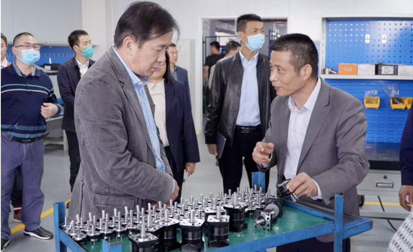 Governo e impresa uniti per lo sviluppo | Il segretario del comitato del partito della città di Huangjiang, Su Dong, ispeziona l'iHF