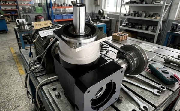 Integrazione del servomotore resa semplice: una guida pratica al montaggio e alla configurazione del servoriduttore ad angolo retto Newgear