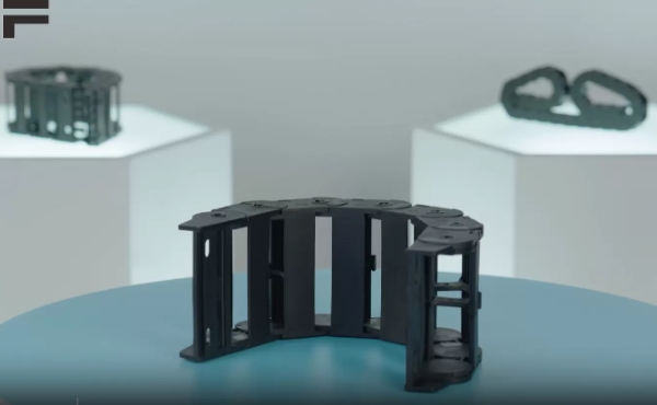 Precisione in movimento: come le catene portacavi in ​​nylon migliorano l'affidabilit&agrave; dell'automazione moderna