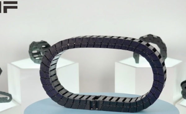 Flessibilit&agrave; ingegneristica: catene portacavi personalizzate per le sfide della produzione moderna